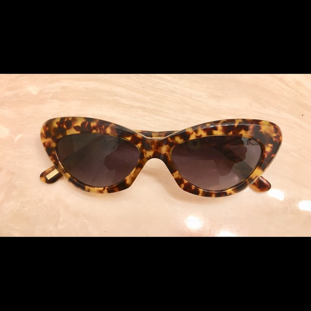 Diff sunglasses with A Gucci case . Both are new. - Picture 1 of 6